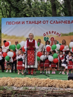 "ПЕСНИ И ТАНЦИ ОТ СЛЪНЧЕВА ДОБРУДЖА" -Дебрене 28 юни 56-то издание